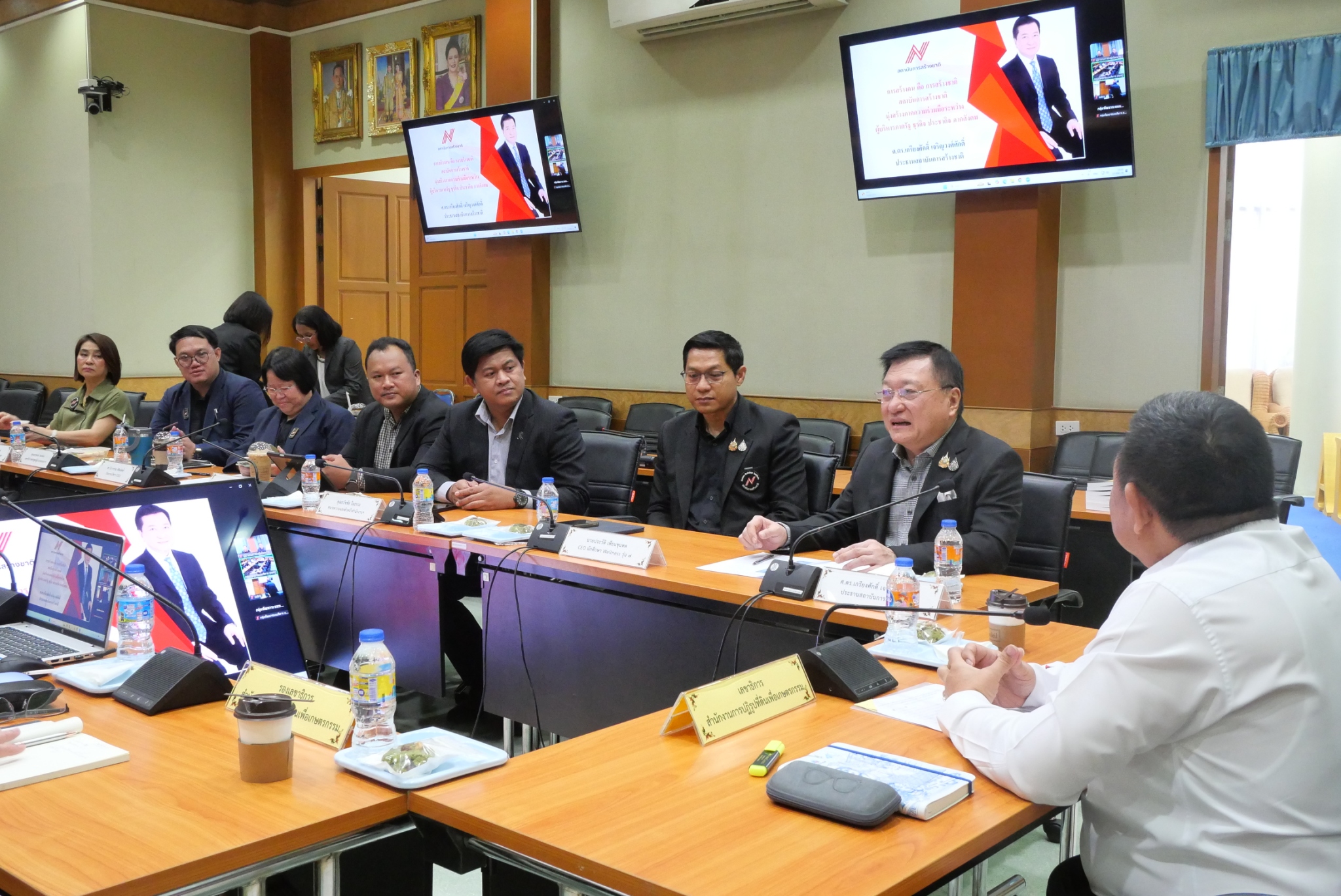 title - สำนักงานการปฏิรูปที่ดินเพื่อเกษตรกรรม ส.ป.ก. ต้อนรับคณะสถาบันการสร้างชาติ (สกสช.)&nbsp;Nation-Buliding Institute (NBI) ในการเข้าเยี่ยมหน่วยงานองค์กรของ ส.ป.ก.